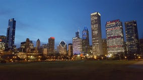 Skyline de Chicago no crepúsculo fotos de stock Skyline de Chicago no crepúsculo fotos de stock