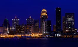 Skyline de Louisville, Kentucky na noite fotos de stock Skyline de Louisville, Kentucky na noite fotos de stock