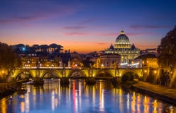 Skyline de Roma no por do sol como visto de Umberto que eu construo uma ponte sobre Italy fotografia de stock Skyline de Roma no por do sol como visto de Umberto que eu construo uma ponte sobre Italy fotografia de stock