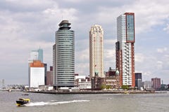 Skyline de Rotterdam nos Países Baixos imagem de stock royalty free Skyline de Rotterdam nos Países Baixos imagem de stock royalty free