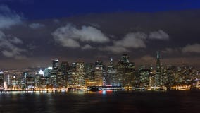 Skyline de San Francisco na noite foto de stock royalty free Skyline de San Francisco na noite foto de stock royalty free