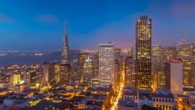 Skyline de San Francisco no crepúsculo imagens de stock Skyline de San Francisco no crepúsculo imagens de stock