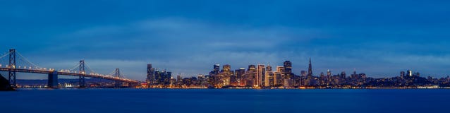 Skyline de San Francisco no crepúsculo foto de stock royalty free Skyline de San Francisco no crepúsculo foto de stock royalty free