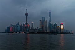 Skyline de Shanghai com rio foto de stock royalty free Skyline de Shanghai com rio foto de stock royalty free