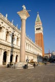 Skyline de Veneza, biblioteca e campanile de San Marco do canal imagem de stock Skyline de Veneza, biblioteca e campanile de San Marco do canal imagem de stock