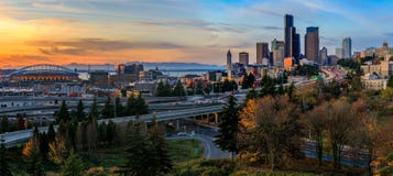 Skyline e arranha-céus do centro de Seattle além do intercâmbio da autoestrada de I-5 I-90 no por do sol na queda com folha amare imagem de stock Skyline e arranha-céus do centro de Seattle além do intercâmbio da autoestrada de I-5 I-90 no por do sol na queda com folha amare imagem de stock