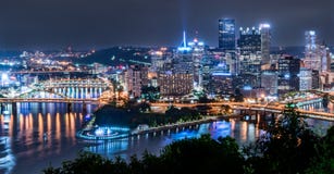 Skyline Pittsburghs, Pennsylvania vom Gesichtspunkt-Park stockfotografie Skyline Pittsburghs, Pennsylvania vom Gesichtspunkt-Park stockfotografie