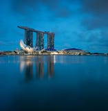 Skyline Singapurs Marina Bay während der blauen Stunde stockfotografie Skyline Singapurs Marina Bay während der blauen Stunde stockfotografie