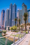 Skyline von Dubai am Jachthafen mit blauem Himmel lizenzfreie stockfotografie Skyline von Dubai am Jachthafen mit blauem Himmel lizenzfreie stockfotografie