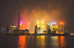 Skylinenachtansicht von der Promenadenufergegend auf Pudong-Marksteingeschäftszeichen des Shanghais stockfoto Skylinenachtansicht von der Promenadenufergegend auf Pudong-Marksteingeschäftszeichen des Shanghais stockfoto