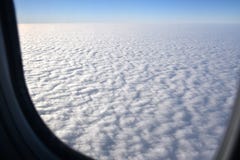 Skyscape с облаком от плоского окна Крыло самолета на красивом голубом небе с предпосылкой облака стоковое фото rf Skyscape с облаком от плоского окна Крыло самолета на красивом голубом небе с предпосылкой облака стоковое фото rf