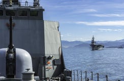 Skytteln för den frånlands- patrullen för HTMS Narathiwat seglar den främre thailändska och JS Ise bak den japanska helikopterjag arkivbild Skytteln för den frånlands- patrullen för HTMS Narathiwat seglar den främre thailändska och JS Ise bak den japanska helikopterjag arkivbild