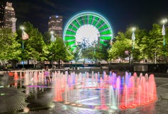 Skyview Atlanta Ferris Wheel in der Bewegung und im hundertj?hrigen Olympiapark-Brunnen Atlanta, GA lizenzfreie stockbilder Skyview Atlanta Ferris Wheel in der Bewegung und im hundertj?hrigen Olympiapark-Brunnen Atlanta, GA lizenzfreie stockbilder