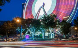 Skyview Atlanta Ferris Wheel nel moto Atlanta, GA fotografie stock Skyview Atlanta Ferris Wheel nel moto Atlanta, GA fotografie stock