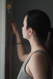 Skämtsam brunett, reparationer i huset royaltyfria bilder Skämtsam brunett, reparationer i huset royaltyfria bilder