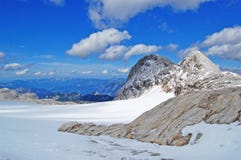 Skönhet av naturen och att förbluffa det alpina landskapet som går i montering, blå himmel, moln, dunsten, dimma, snö täckte berg arkivbild Skönhet av naturen och att förbluffa det alpina landskapet som går i montering, blå himmel, moln, dunsten, dimma, snö täckte berg arkivbild