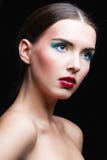 Skönhetflickastående med livlig makeup Slut för modekvinnastående upp Ljust färgar banret colors kurvillustrationingrepp ingen re Royaltyfri Bild Skönhetflickastående med livlig makeup Slut för modekvinnastående upp Ljust färgar banret colors kurvillustrationingrepp ingen re Royaltyfri Bild