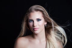 Skönhetstående av den unga naturliga blonda kvinnan med blåa ögon och Arkivbild Skönhetstående av den unga naturliga blonda kvinnan med blåa ögon och Arkivbild