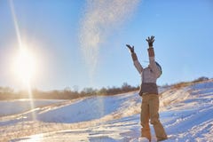 Skönhetvinterflickan som blåser insnöad frostig vinter, parkerar utomhus Flygsnöflingor solig dag Backlit Skönhetbarn arkivfoto Skönhetvinterflickan som blåser insnöad frostig vinter, parkerar utomhus Flygsnöflingor solig dag Backlit Skönhetbarn arkivfoto