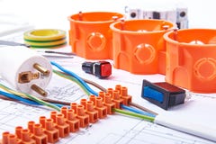 Składniki dla use w elektrycznych instalacjach Prymka, włączniki, złącza pudełko, zmiana, odosobnienie taśma i druty, Akcesoria d Obrazy Stock Składniki dla use w elektrycznych instalacjach Prymka, włączniki, złącza pudełko, zmiana, odosobnienie taśma i druty, Akcesoria d Obrazy Stock