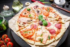 składniki żywności kulinarni włoskich Pizza z składnikami, pikantność, olejem i warzywami na ciemnym tle, Mieszkanie nieatutowy, obraz stock składniki żywności kulinarni włoskich Pizza z składnikami, pikantność, olejem i warzywami na ciemnym tle, Mieszkanie nieatutowy, obraz stock