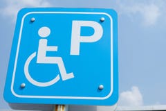 Skłonu sposobu znak dla wózków inwalidzkich ludzi na niebieskiego nieba tle - Niepełnosprawny parking obraz royalty free Skłonu sposobu znak dla wózków inwalidzkich ludzi na niebieskiego nieba tle - Niepełnosprawny parking obraz royalty free