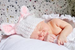 Slaap pasgeboren babymeisje royalty-vrije stock foto Slaap pasgeboren babymeisje royalty-vrije stock foto
