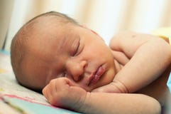 Slaap pasgeboren babymeisje Concept kalmte, zorg, onschuld geelzucht bij pasgeborenen stock foto Slaap pasgeboren babymeisje Concept kalmte, zorg, onschuld geelzucht bij pasgeborenen stock foto