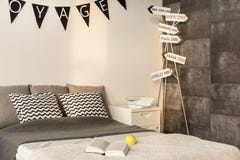 Slaapkamer voor somebody die houden van reizend royalty-vrije stock afbeelding Slaapkamer voor somebody die houden van reizend royalty-vrije stock afbeelding
