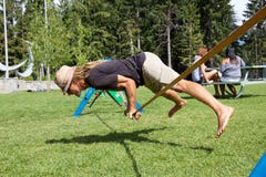 Slackline-Yoga am Wanderlustfestival im Pfeifer, Kanada Lizenzfreie Stockbilder