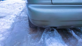 Slechte wegvoorwaarden Het wiel van de auto op de weg in de ontdooiende sneeuw royalty-vrije stock fotografie Slechte wegvoorwaarden Het wiel van de auto op de weg in de ontdooiende sneeuw royalty-vrije stock fotografie