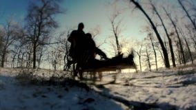 sledging Een man met een vrouwenbeweging uit de sneeuw stock footage sledging Een man met een vrouwenbeweging uit de sneeuw stock footage