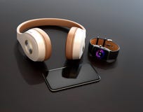 Slimme telefoon, slim horloge en draadloze hoofdtelefoon op donkere glanzende lijst stock afbeeldingen Slimme telefoon, slim horloge en draadloze hoofdtelefoon op donkere glanzende lijst stock afbeeldingen