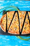 Slised vegeterian domowa robić pizza z pieczarkami Odgórny widok na błękita stole obrazy stock Slised vegeterian domowa robić pizza z pieczarkami Odgórny widok na błękita stole obrazy stock