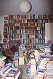 Slordig ruimtehoogtepunt van boeken royalty-vrije stock afbeelding Slordig ruimtehoogtepunt van boeken royalty-vrije stock afbeelding
