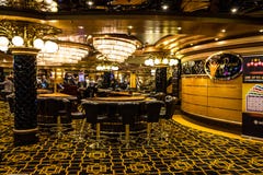 Slot machine di gioco nel casinò di gioco, fodera Splendida di crociera, immagine stock libera da diritti Slot machine di gioco nel casinò di gioco, fodera Splendida di crociera, immagine stock libera da diritti