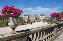 Slott av Luxembourg trädgårdar, Paris, Frankrike royaltyfria foton Slott av Luxembourg trädgårdar, Paris, Frankrike royaltyfria foton