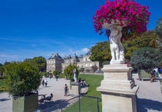 Slott av Luxembourg trädgårdar, Paris, Frankrike royaltyfri bild Slott av Luxembourg trädgårdar, Paris, Frankrike royaltyfri bild