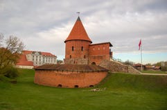 Slott i Kaunas i den gamla staden, Litauen Bevarad och återställd del av slotten som är bekant efter 1361 royaltyfria foton Slott i Kaunas i den gamla staden, Litauen Bevarad och återställd del av slotten som är bekant efter 1361 royaltyfria foton