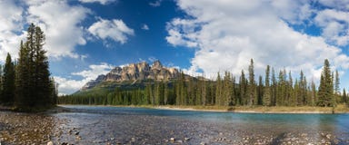 Slottberg i den Banff nationalparken, Kanada pilbågedal under bevakningen av väldiga Rocky Mountains härlig platssommar fotografering för bildbyråer Slottberg i den Banff nationalparken, Kanada pilbågedal under bevakningen av väldiga Rocky Mountains härlig platssommar fotografering för bildbyråer