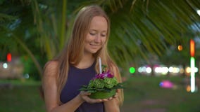 Slowmotion съемка красивой молодой женщины держа krathong в ее руках празднуя праздник Loi Krathong внутри акции видеоматериалы Slowmotion съемка красивой молодой женщины держа krathong в ее руках празднуя праздник Loi Krathong внутри акции видеоматериалы