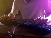 Sluit gamer omhoog handen op de toetsenbord het spelen videospelletjes in nacht royalty-vrije stock foto Sluit gamer omhoog handen op de toetsenbord het spelen videospelletjes in nacht royalty-vrije stock foto