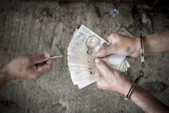 Sluit gevangene opgeven geld voor vrijheid royalty-vrije stock fotografie Sluit gevangene opgeven geld voor vrijheid royalty-vrije stock fotografie