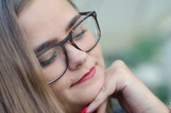 Sluit het gezichtsblonde van het portret omhoog jong meisje met glazen en rode lippen royalty-vrije stock foto's Sluit het gezichtsblonde van het portret omhoog jong meisje met glazen en rode lippen royalty-vrije stock foto's