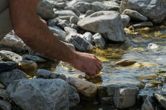 Sluit mening van de mens ` s indienen omhoog het gouden rivierwater royalty-vrije stock afbeeldingen Sluit mening van de mens ` s indienen omhoog het gouden rivierwater royalty-vrije stock afbeeldingen