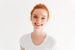 Sluit omhoog beeld van gelukkige gembervrouw in t-shirt royalty-vrije stock afbeelding Sluit omhoog beeld van gelukkige gembervrouw in t-shirt royalty-vrije stock afbeelding