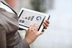 Sluit omhoog de bedrijfsvrouw controleert financieel verslag gebruikend digitale tablet stock afbeeldingen Sluit omhoog de bedrijfsvrouw controleert financieel verslag gebruikend digitale tablet stock afbeeldingen