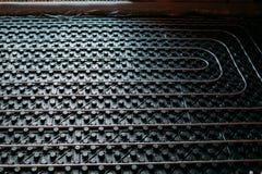 Sluit omhoog details van vloer het verwarmen, details onder de vloer van industriële het verwarmen installatie stock afbeeldingen Sluit omhoog details van vloer het verwarmen, details onder de vloer van industriële het verwarmen installatie stock afbeeldingen