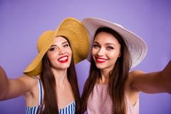 Sluit omhoog foto twee mooie grappige funky zij haar perfect zonnig weer van modellendames de kokette stemming maakt nemen selfie royalty-vrije stock foto Sluit omhoog foto twee mooie grappige funky zij haar perfect zonnig weer van modellendames de kokette stemming maakt nemen selfie royalty-vrije stock foto