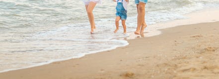 Sluit omhoog Gelukkige familie van drie - mooie vrouw, vader en dochter die pret hebben lopend op strand bij zonsondergang Famili stock fotografie Sluit omhoog Gelukkige familie van drie - mooie vrouw, vader en dochter die pret hebben lopend op strand bij zonsondergang Famili stock fotografie